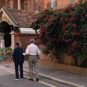 日本护士丰满白嫩大屁股
